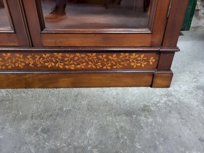EXCEPTIONNELLE VITRINE 2 PORTES EN MARQUETERIE ET ACAJOU