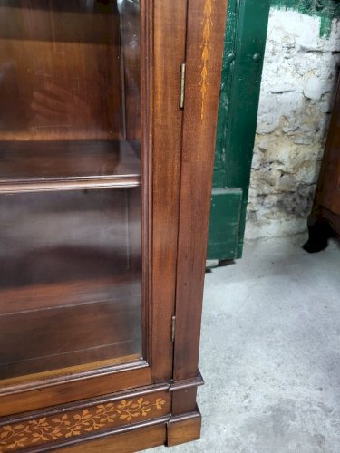 EXCEPTIONNELLE VITRINE 2 PORTES EN MARQUETERIE ET ACAJOU
