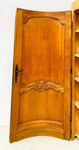 Façade d'encoignure en demi lune en chene de style Louis XV XIX siècle