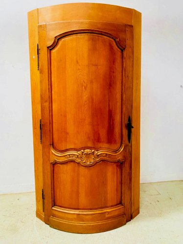 Façade d'encoignure en demi lune en chene de style Louis XV XIX siècle