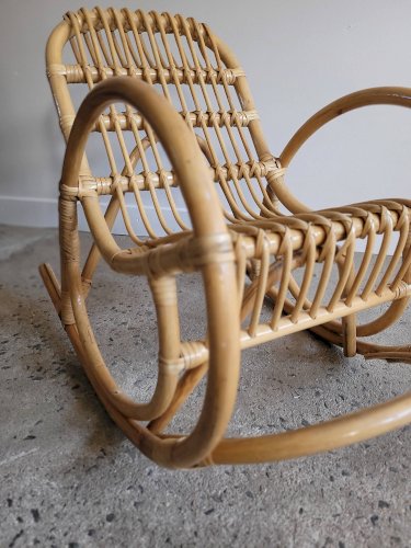 Fauteuil à bascule enfant en rotin vintage