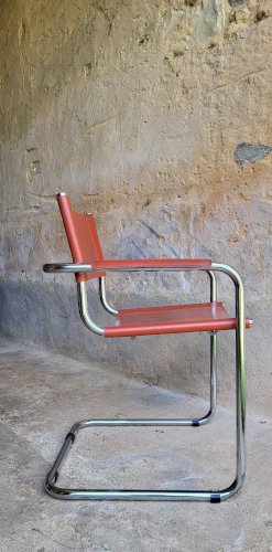 Fauteuil cantilever en cuir