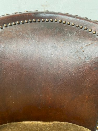Fauteuil Club Art Déco en cuir clouté XX siècle
