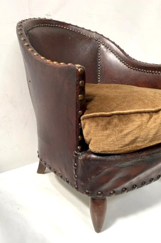 Fauteuil Club Art Déco en cuir clouté XX siècle