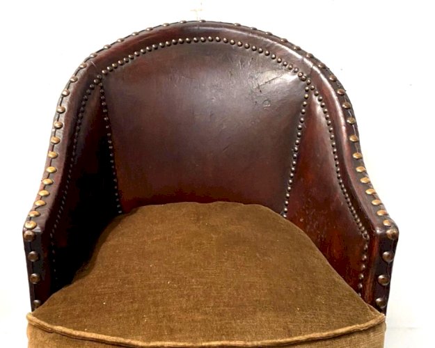 Fauteuil Club Art Déco en cuir clouté XX siècle