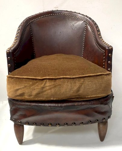 Fauteuil Club Art Déco en cuir clouté XX siècle