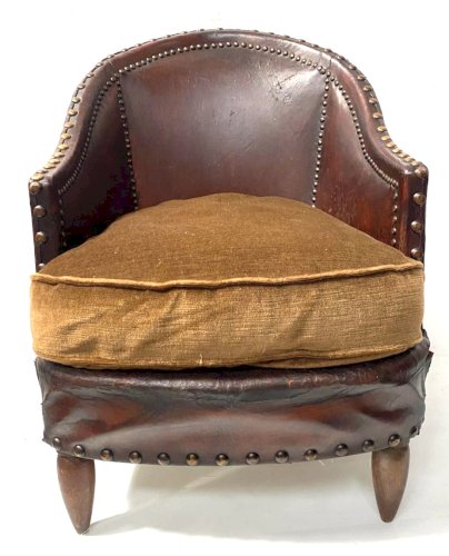 Fauteuil Club Art Déco en cuir clouté XX siècle