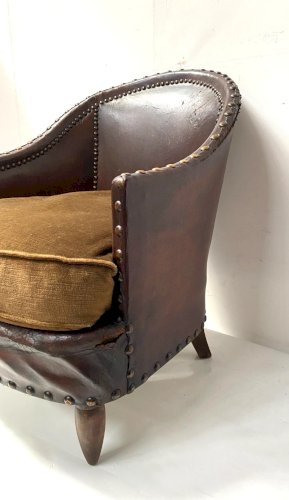 Fauteuil Club Art Déco en cuir clouté XX siècle