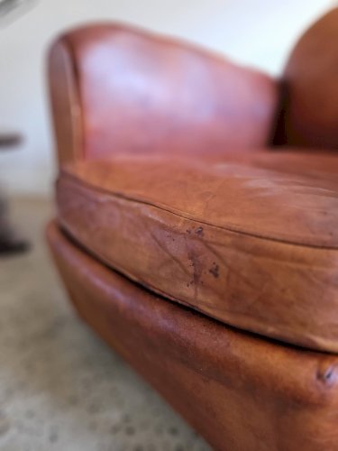 Fauteuil club en cuir patiné