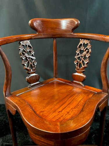 Fauteuil d'angle en bois massif à décor floral sculpté à l'oiseau Chine