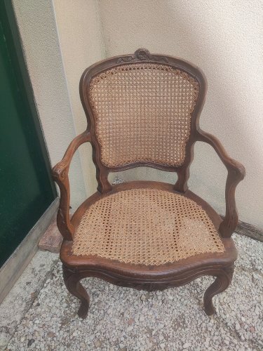 Fauteuil en noyer du XVIII siècle estampillé