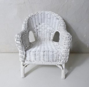 Fauteuil en rotin blanc vintage format poupée Bella doll