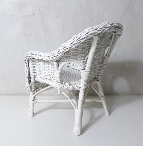 Fauteuil en rotin blanc vintage format poupée Bella doll