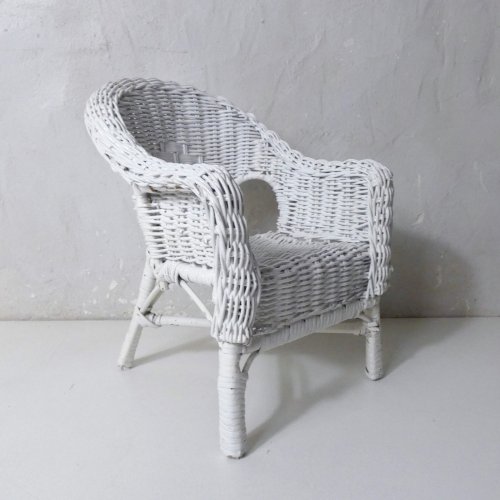 Fauteuil en rotin blanc vintage format poupée Bella doll