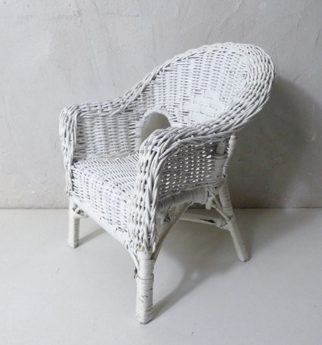 Fauteuil en rotin blanc vintage format poupée Bella doll