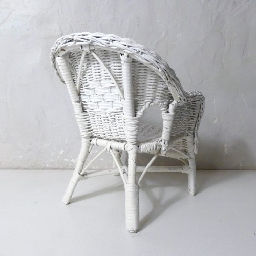Fauteuil en rotin blanc vintage format poupée Bella doll