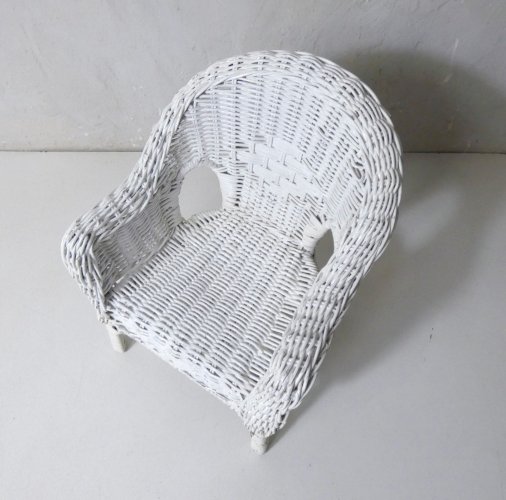 Fauteuil en rotin blanc vintage format poupée Bella doll