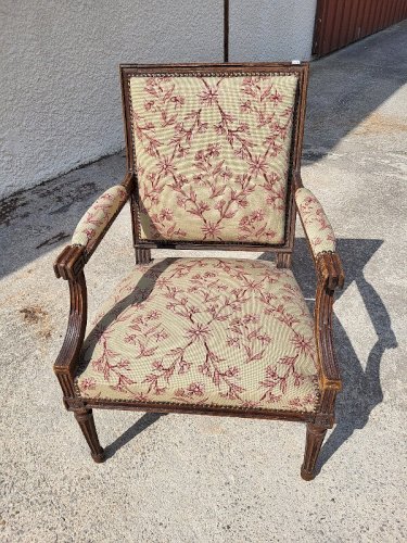 FAUTEUIL LOUIS XVI EN NOYER DU XIX ème SIECLE N° 19