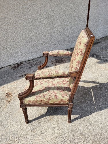 FAUTEUIL LOUIS XVI EN NOYER DU XIX ème SIECLE N° 19