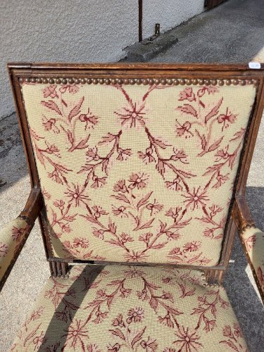 FAUTEUIL LOUIS XVI EN NOYER DU XIX ème SIECLE N° 19