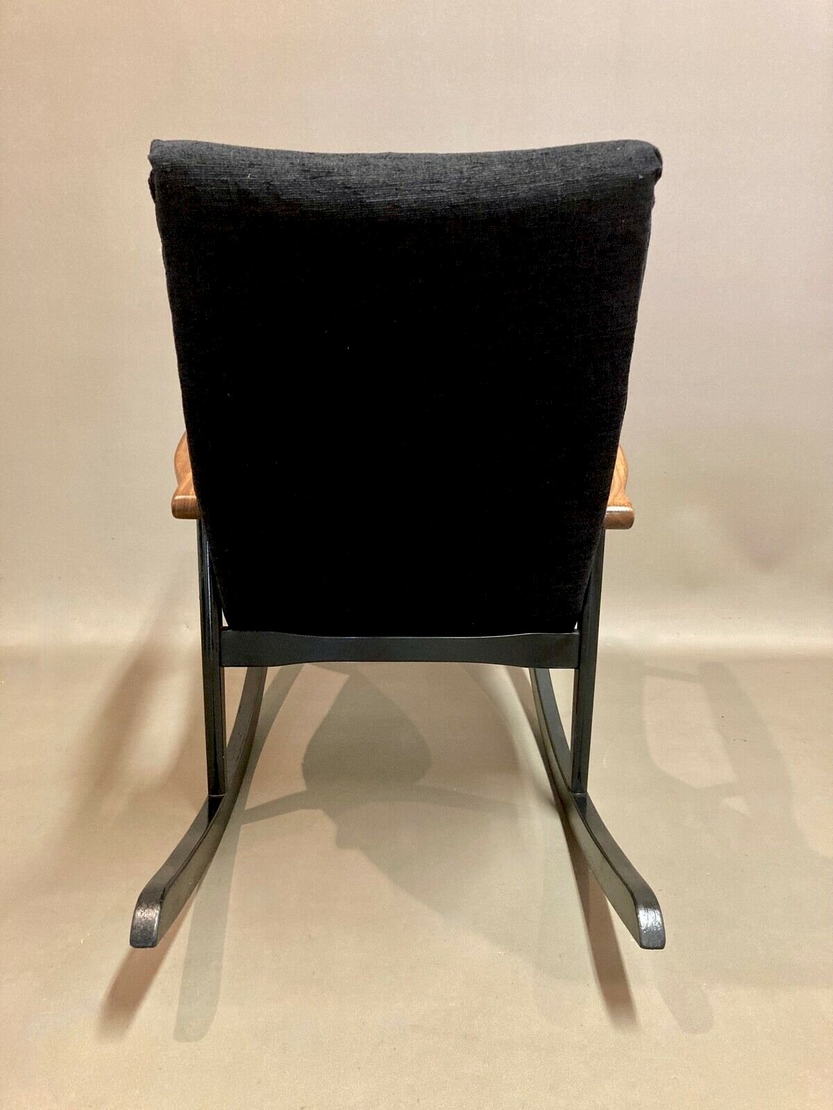 FAUTEUIL ROCKING CHAIR DESIGN SCANDINAVE 1950. Noir Bois/Cuir