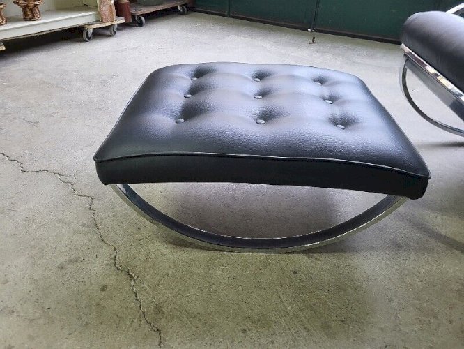FAUTEUIL ROCKING CHAIR + REPOSE PIEDS EN SKYL ET METAL CHROME DES ANNEES 1960-70