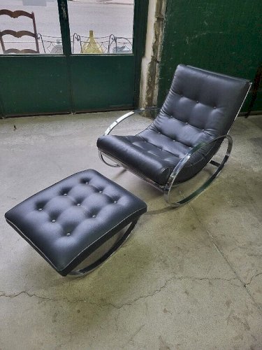 FAUTEUIL ROCKING CHAIR + REPOSE PIEDS EN SKYL ET METAL CHROME DES ANNEES 1960-70