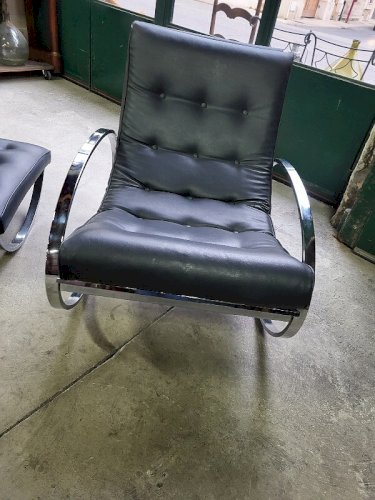 FAUTEUIL ROCKING CHAIR + REPOSE PIEDS EN SKYL ET METAL CHROME DES ANNEES 1960-70