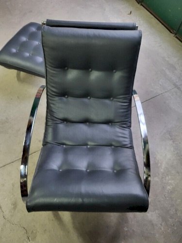 FAUTEUIL ROCKING CHAIR + REPOSE PIEDS EN SKYL ET METAL CHROME DES ANNEES 1960-70