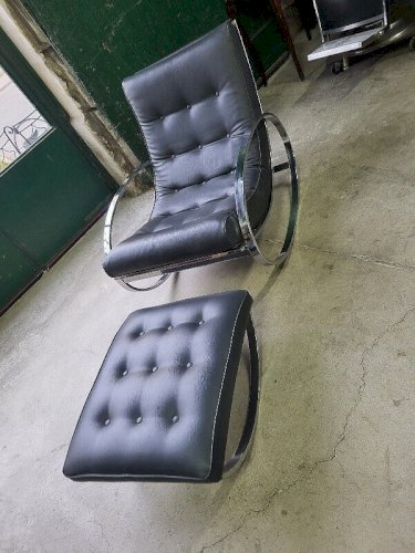 FAUTEUIL ROCKING CHAIR + REPOSE PIEDS EN SKYL ET METAL CHROME DES ANNEES 1960-70