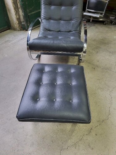 FAUTEUIL ROCKING CHAIR + REPOSE PIEDS EN SKYL ET METAL CHROME DES ANNEES 1960-70