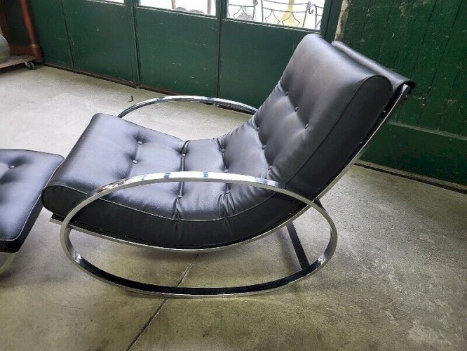 FAUTEUIL ROCKING CHAIR + REPOSE PIEDS EN SKYL ET METAL CHROME DES ANNEES 1960-70