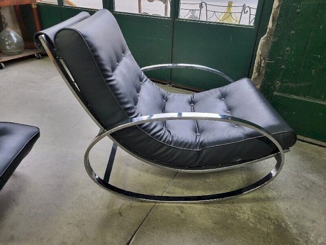 FAUTEUIL ROCKING CHAIR + REPOSE PIEDS EN SKYL ET METAL CHROME DES ANNEES 1960-70