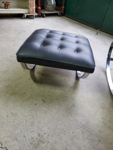 FAUTEUIL ROCKING CHAIR + REPOSE PIEDS EN SKYL ET METAL CHROME DES ANNEES 1960-70