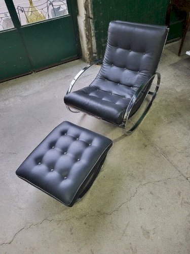 FAUTEUIL ROCKING CHAIR + REPOSE PIEDS EN SKYL ET METAL CHROME DES ANNEES 1960-70
