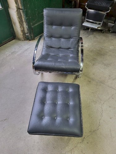 FAUTEUIL ROCKING CHAIR + REPOSE PIEDS EN SKYL ET METAL CHROME DES ANNEES 1960-70