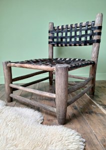 Fauteuil vintage cuir tressé et bois, meuble siège ancien