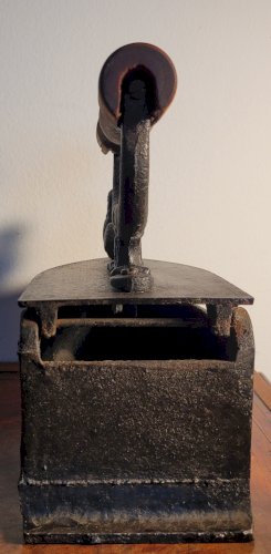 Fer à repasser à  charbon en fonte XIXème