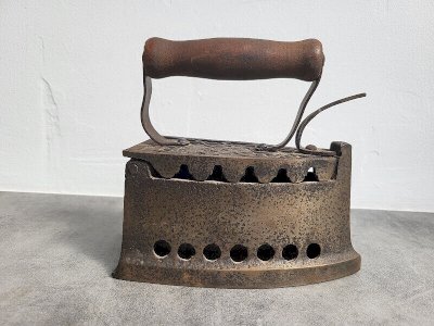 OLD IRON WITH ASH RESERVOIR No. 1