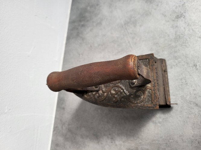 FER A REPASSER ANCIEN A RESERVOIR A CENDRES N° 1