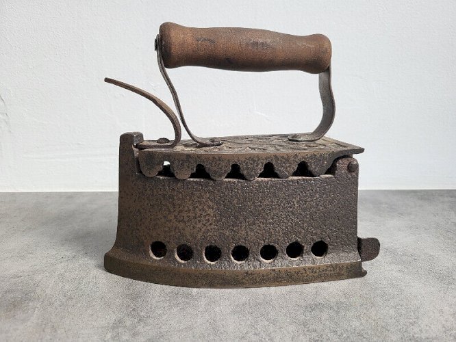 FER A REPASSER ANCIEN A RESERVOIR A CENDRES N° 1