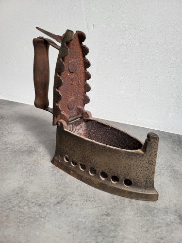 FER A REPASSER ANCIEN A RESERVOIR A CENDRES N° 1