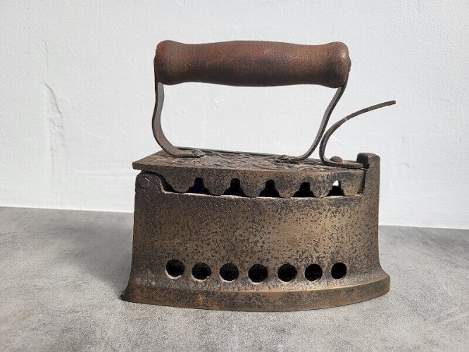 FER A REPASSER ANCIEN A RESERVOIR A CENDRES N° 1