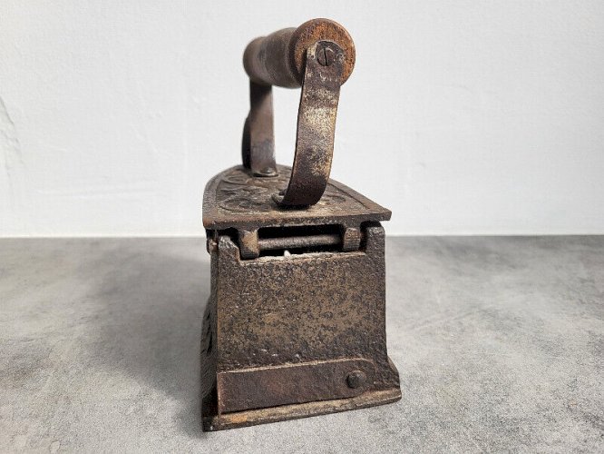 FER A REPASSER ANCIEN A RESERVOIR A CENDRES N° 1