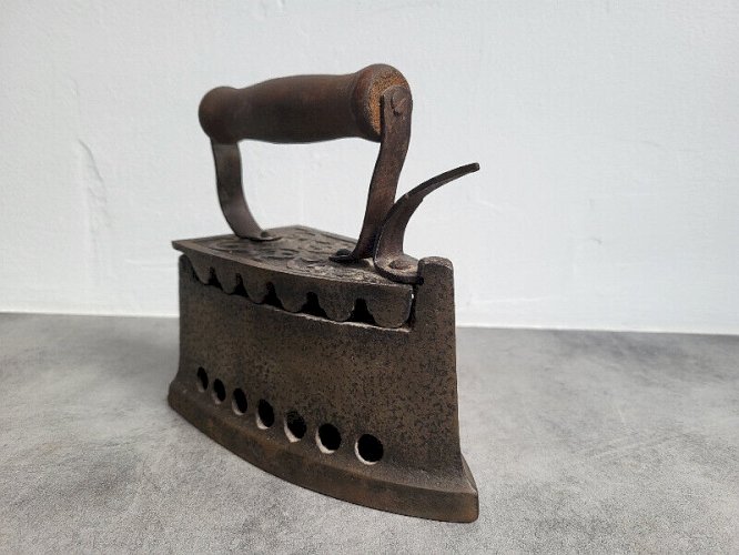 FER A REPASSER ANCIEN A RESERVOIR A CENDRES N° 1