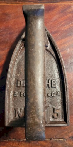 Fer à repasser n°5 en fonte - Eau de javel Deroche - E foucher & Cie - Paris.