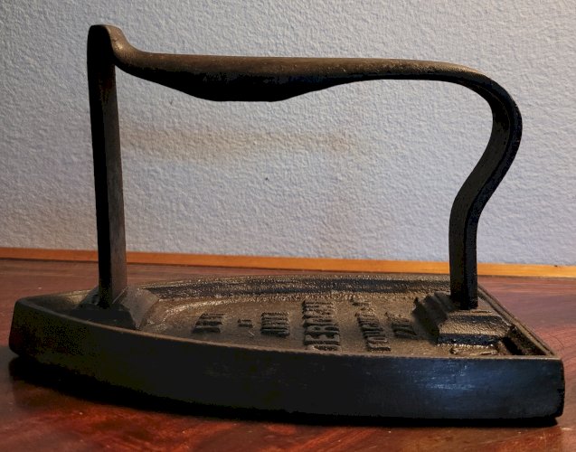 Fer à repasser n°5 en fonte - Eau de javel Deroche - E foucher & Cie - Paris.