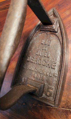 Fer à repasser n°5 en fonte - Eau de javel Deroche - E foucher & Cie - Paris.