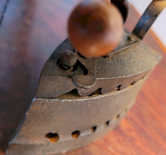 Fer à repasser n°8 à  charbon en fonte - CORSE XIXÈME 