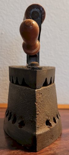 Fer à repasser n°8 à  charbon en fonte - CORSE XIXÈME 